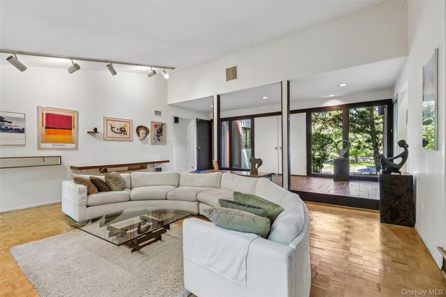 19 Rolling Way, New City, NY 10956