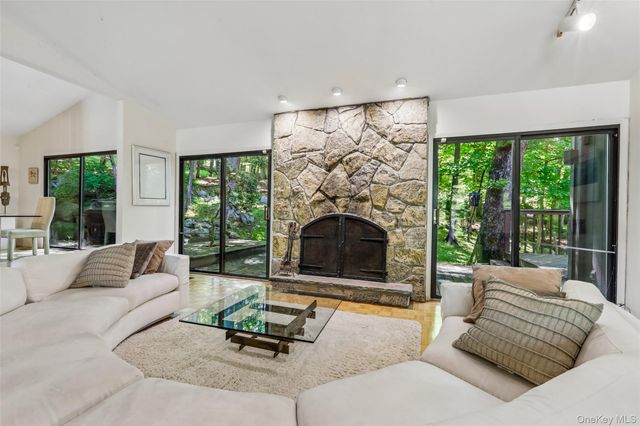 19 Rolling Way, New City, NY 10956