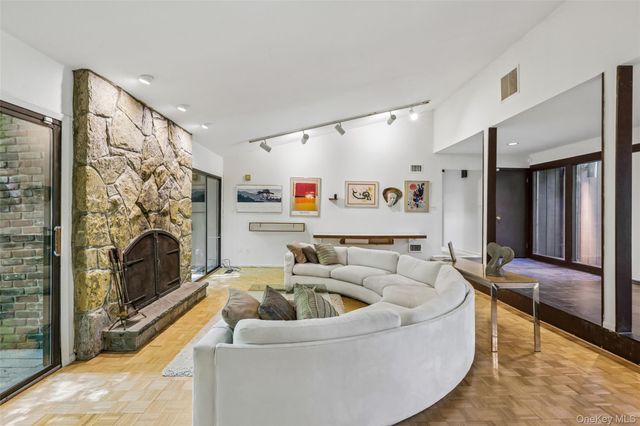 19 Rolling Way, New City, NY 10956