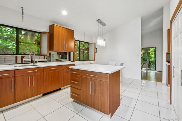 19 Rolling Way, New City, NY 10956