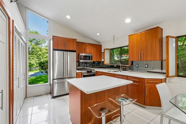 19 Rolling Way, New City, NY 10956