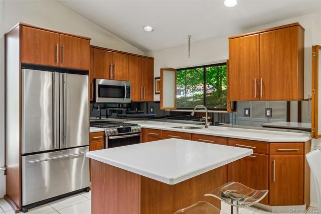19 Rolling Way, New City, NY 10956