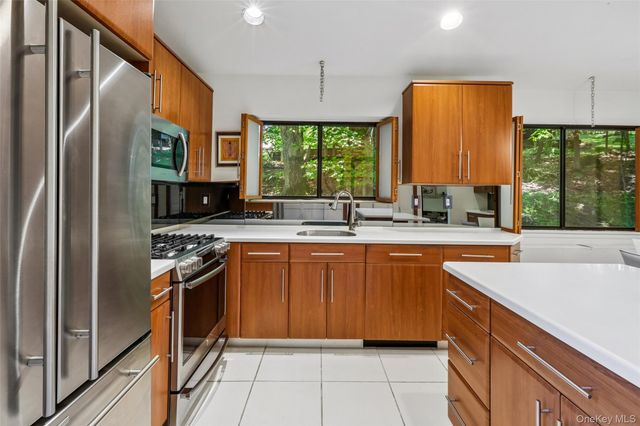 19 Rolling Way, New City, NY 10956