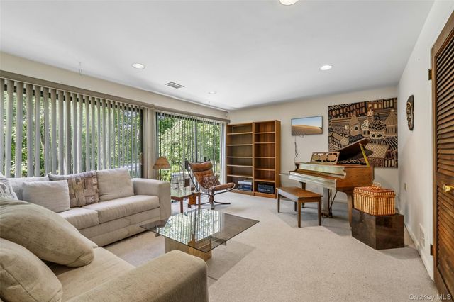 19 Rolling Way, New City, NY 10956
