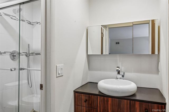 19 Rolling Way, New City, NY 10956