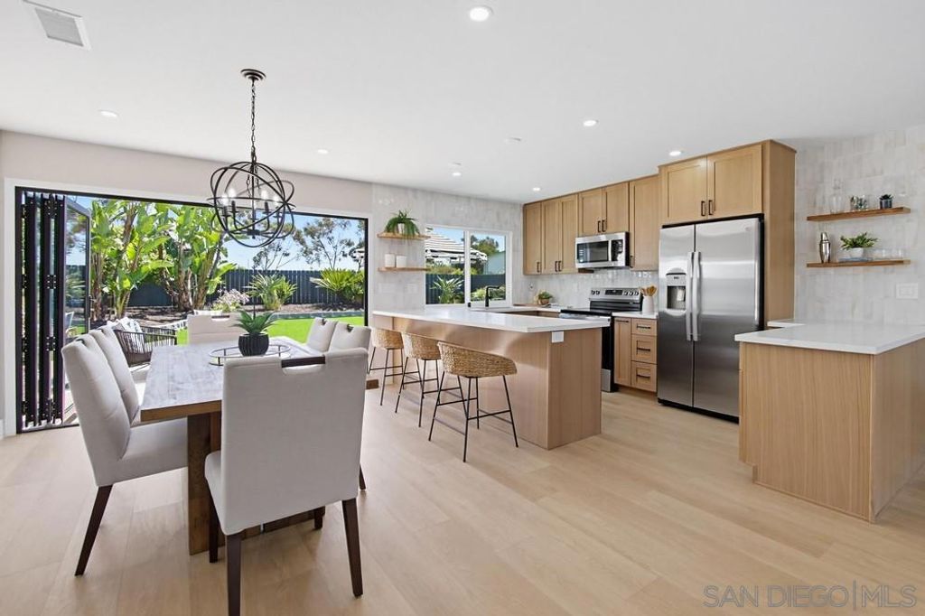 Image 3 of property listing at 7415 Bovet Way, San Diego, CA 92122