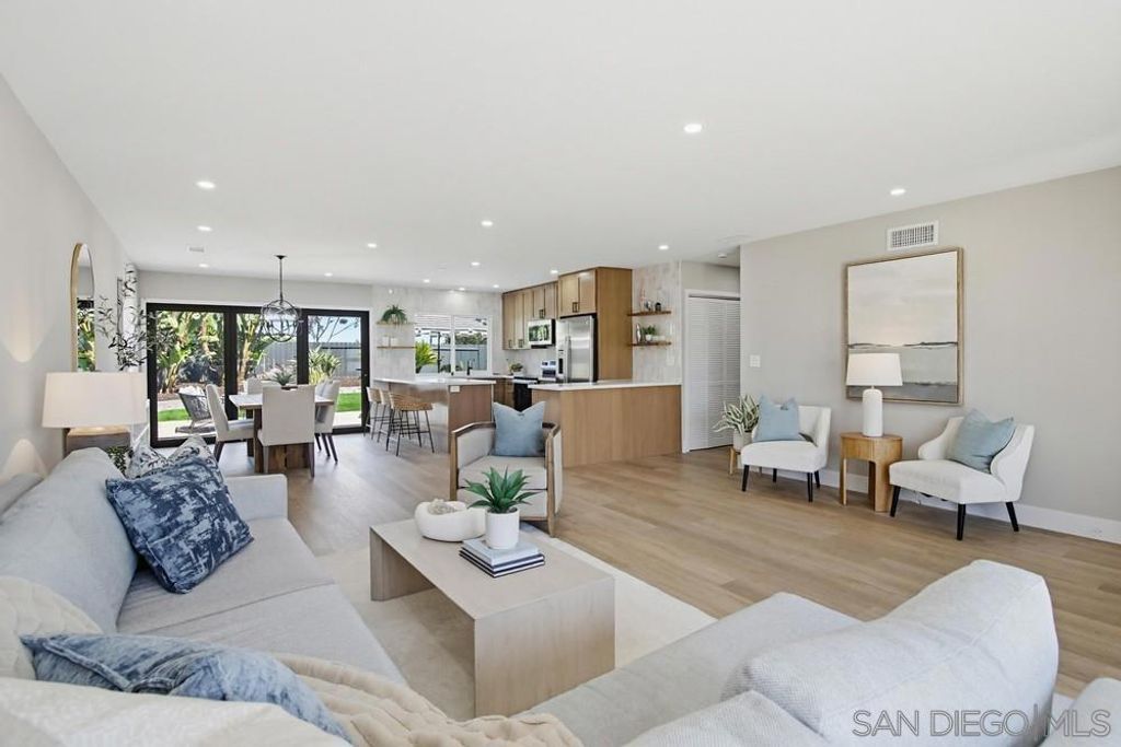 Image 5 of property listing at 7415 Bovet Way, San Diego, CA 92122