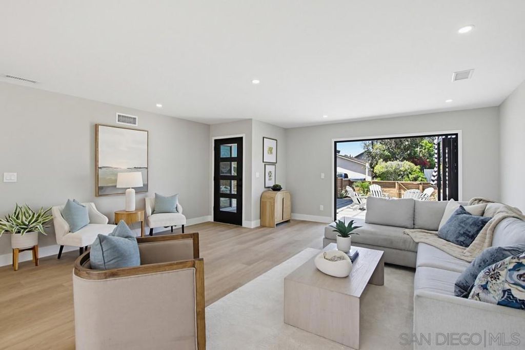 Image 6 of property listing at 7415 Bovet Way, San Diego, CA 92122