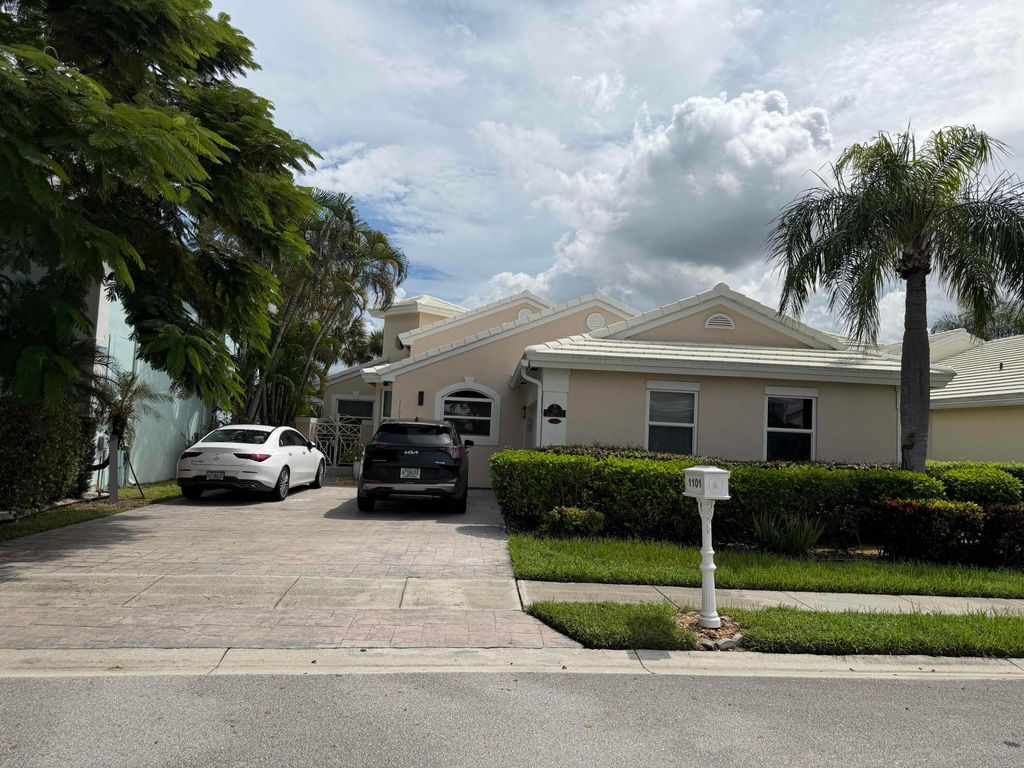1101 Wilshire Circle E, Pembroke Pines, FL 33027