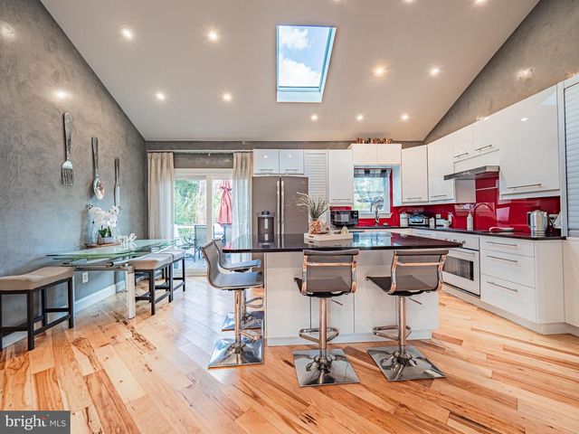 5 CHEROKEE DR, Pennington, NJ 08534