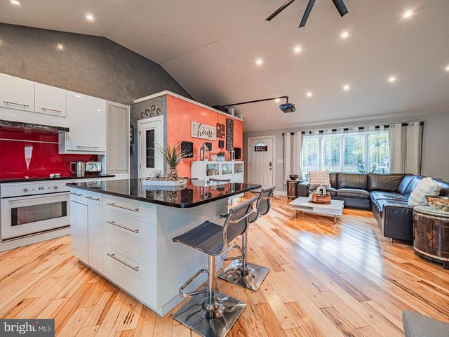 5 CHEROKEE DR, Pennington, NJ 08534