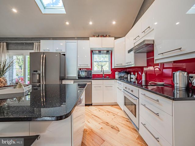 5 CHEROKEE DR, Pennington, NJ 08534