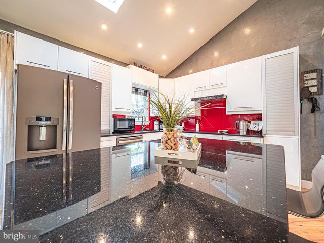 5 CHEROKEE DR, Pennington, NJ 08534