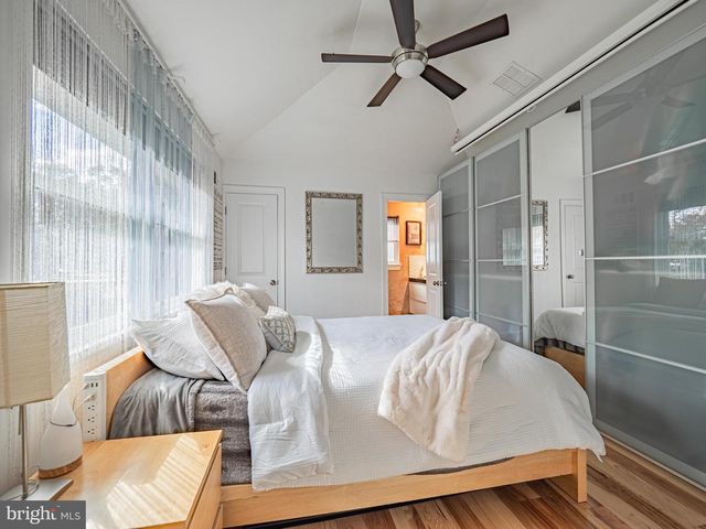 5 CHEROKEE DR, Pennington, NJ 08534