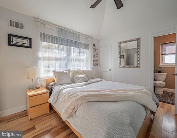 5 CHEROKEE DR, Pennington, NJ 08534