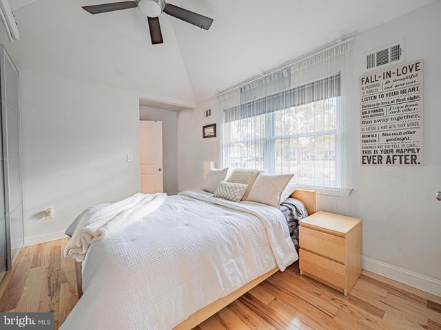 5 CHEROKEE DR, Pennington, NJ 08534