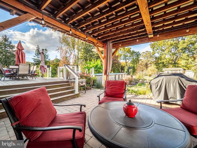 5 CHEROKEE DR, Pennington, NJ 08534