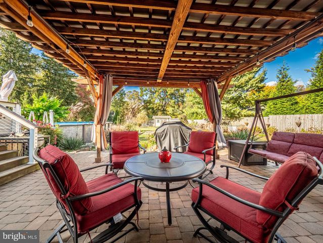 5 CHEROKEE DR, Pennington, NJ 08534