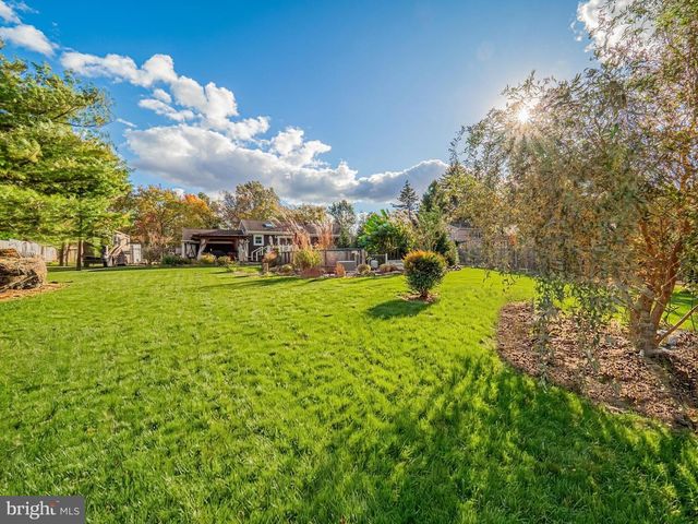 5 CHEROKEE DR, Pennington, NJ 08534