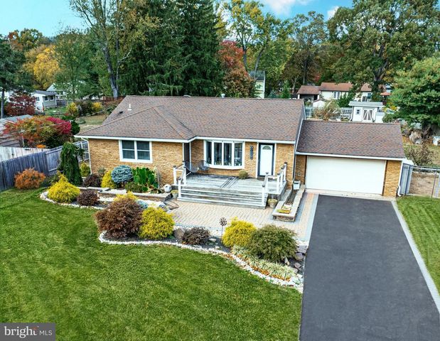 5 CHEROKEE DR, Pennington, NJ 08534