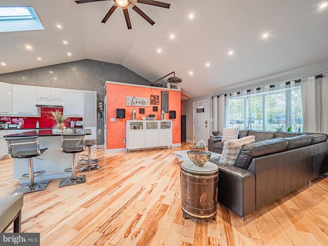 5 CHEROKEE DR, Pennington, NJ 08534