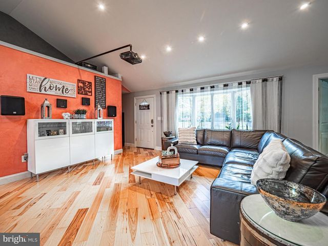 5 CHEROKEE DR, Pennington, NJ 08534