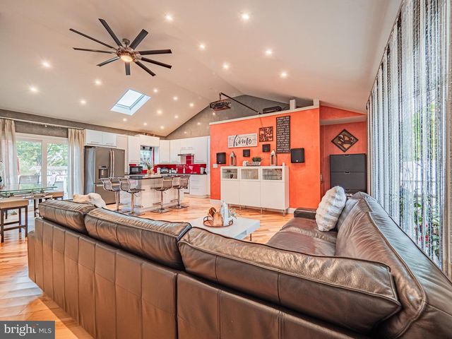 5 CHEROKEE DR, Pennington, NJ 08534