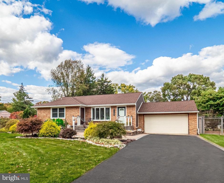 5 CHEROKEE DR, Pennington, NJ 08534