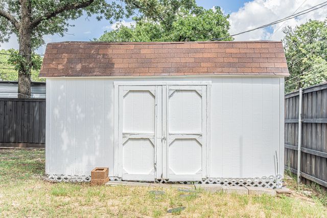 1214 Winterwood Drive, Lewisville, TX 75067