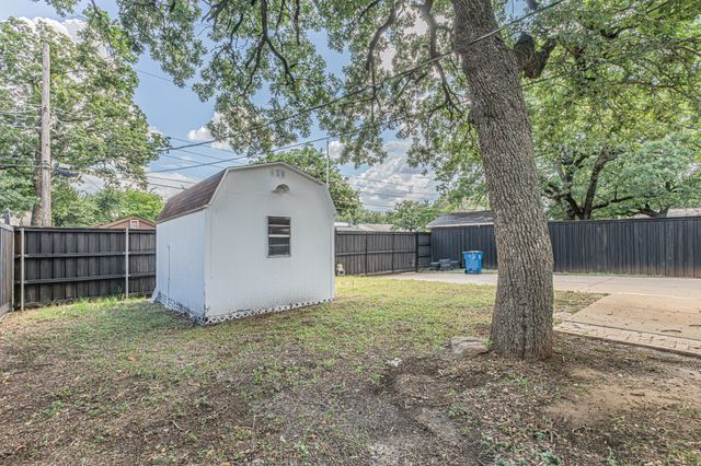 1214 Winterwood Drive, Lewisville, TX 75067