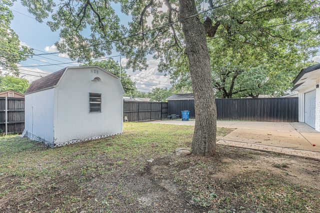1214 Winterwood Drive, Lewisville, TX 75067