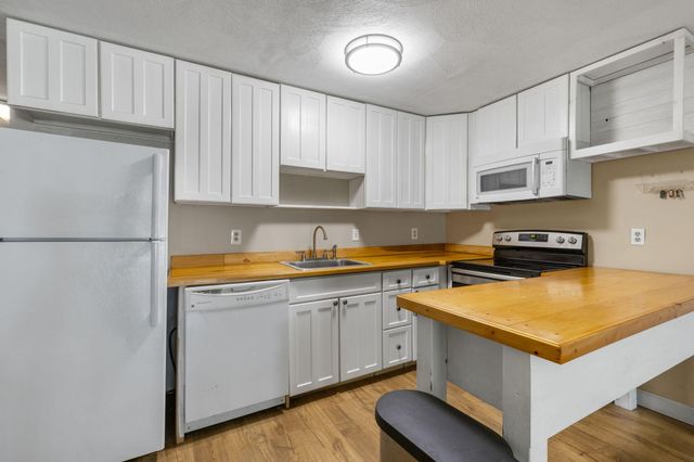 70 Cape Drive APT 8B, Mashpee, MA 02649