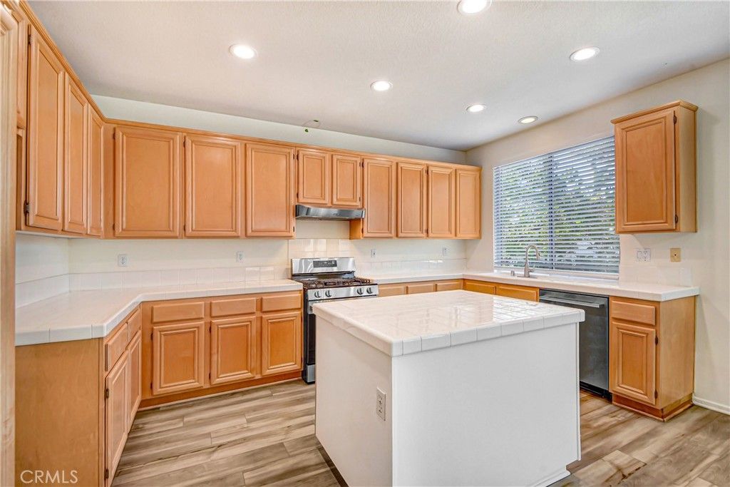 Image 8 of property listing at 1051 Winthrop Drive, Corona, CA 92882