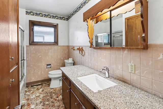 305 E 2nd Street, Pella, IA 50219