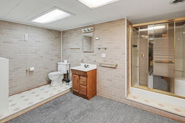 305 E 2nd Street, Pella, IA 50219