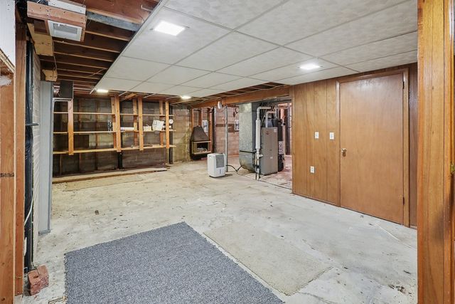 305 E 2nd Street, Pella, IA 50219