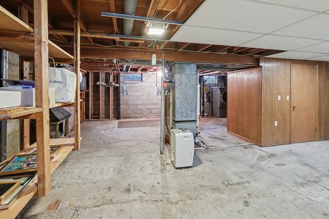 305 E 2nd Street, Pella, IA 50219