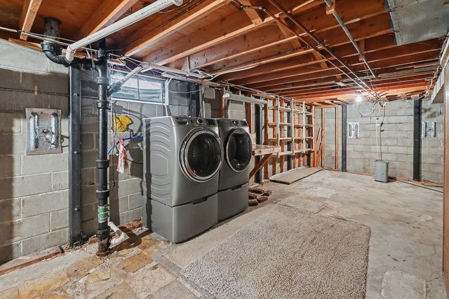 305 E 2nd Street, Pella, IA 50219