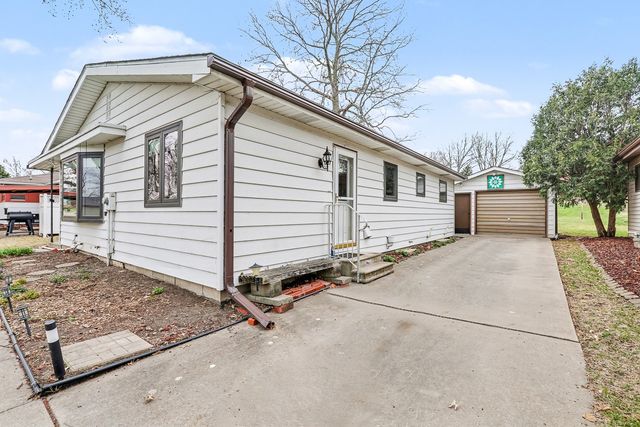 305 E 2nd Street, Pella, IA 50219