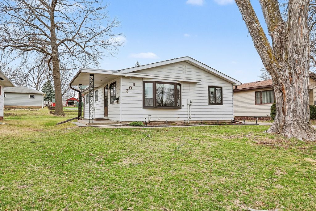 305 E 2nd Street, Pella, IA 50219