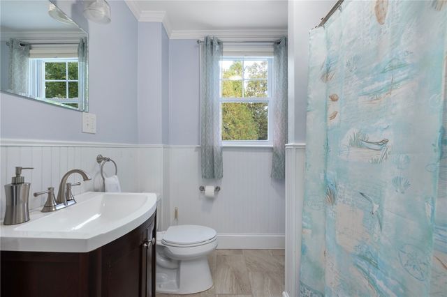 127 West Main Road, Middletown, RI 02842