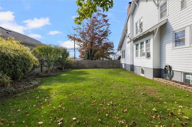 127 West Main Road, Middletown, RI 02842