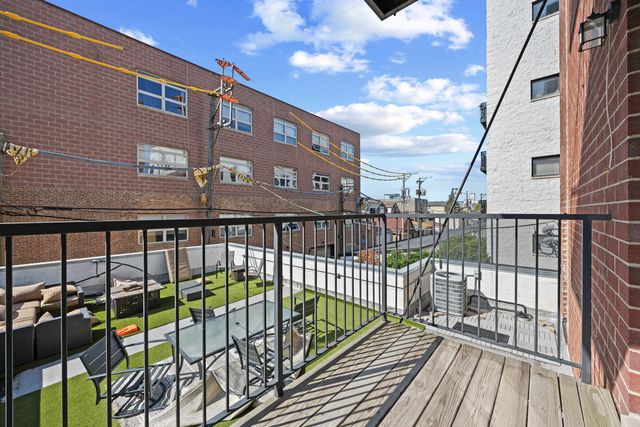 2301 W Wolfram Street 2, Chicago, IL 60618