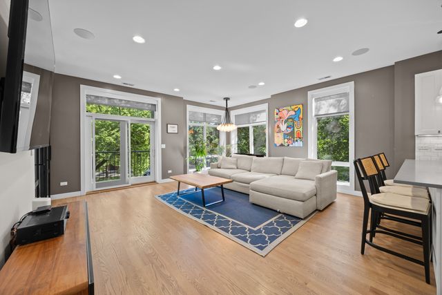 2301 W Wolfram Street 2, Chicago, IL 60618