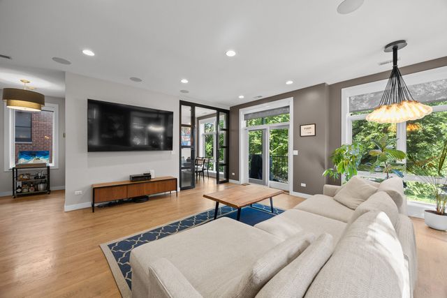 2301 W Wolfram Street 2, Chicago, IL 60618
