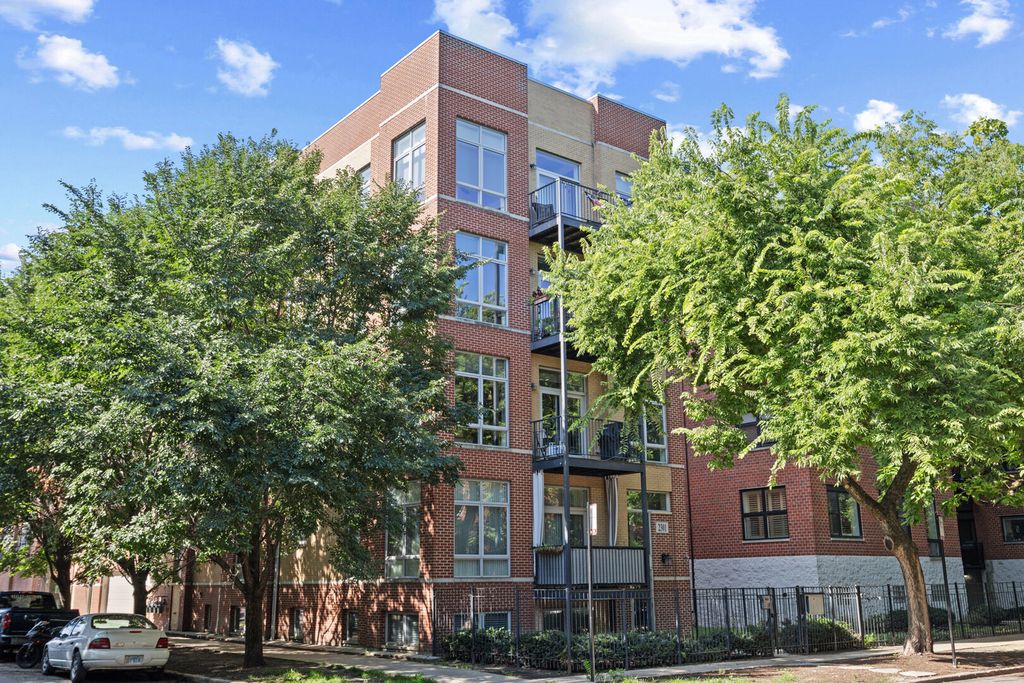 2301 W Wolfram Street 2, Chicago, IL 60618