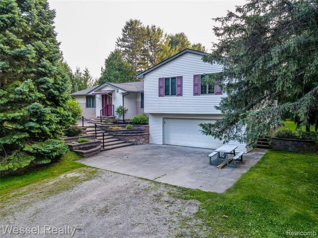 2465 Texter Road, Leonard, MI 48367