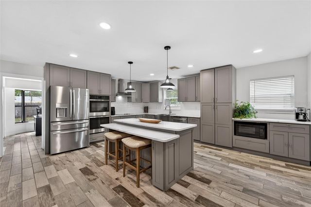 2842 61ST LANE N, St Petersburg, FL 33710