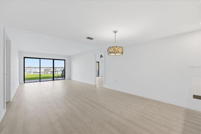 7520 SUNSHINE SKYWAY LANE S T19, St Petersburg, FL 33711