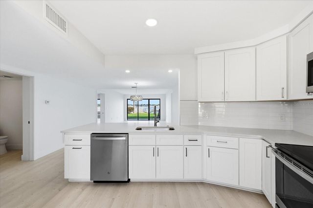 7520 SUNSHINE SKYWAY LANE S T19, St Petersburg, FL 33711